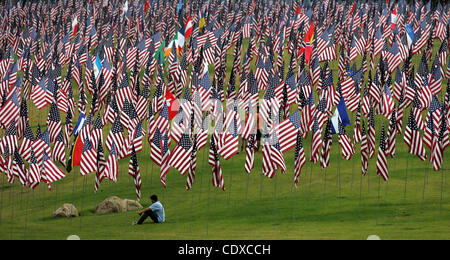 Tre migliaia di bandierine americane a un monumento in onore delle vittime della sett. 11, 2001 attacchi terroristici, set da volontari sul prato del campus della Università di Pepperdine in Malibu, California il Sabato, Settembre 11, 2011. (Foto di Ringo Chiu / Zuma Press) Foto Stock