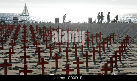 Il 9 ottobre, 2011 - Los Angeles, California, Stati Uniti - Attraversa ad Arlington West War Memorial a Santa Monica, California il 9 ottobre 2011. Ogni croce rappresenta un soldato statunitense ucciso in Iraq e in Afghanistan. (Credito Immagine: © Ringo Chiu/ZUMAPRESS.com) Foto Stock