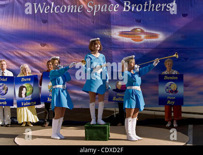 Ottobre 15, 2011 - El Cajon, California, Stati Uniti d'America - La processione e la colomba Release è trumpted nel parcheggio della Unarius Accademia delle scienza durante la XXVIII annuale Conclave Interplanetario di luce. Unarius, acronimo di Universal articolare Interdimensional comprensione della scienza, insegna che Foto Stock