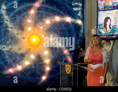 Ottobre 15, 2011 - El Cajon, California, Stati Uniti d'America - Lani Calvert parla di vita sul pianeta Deva presso la Unarius Accademia delle Scienze sede durante la XXVIII annuale Conclave Interplanetario di luce. Unarius, acronimo di Universal articolare Interdimensional comprensione della scienza, insegna che Foto Stock