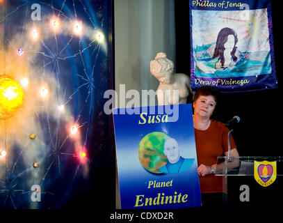 Ottobre 15, 2011 - El Cajon, California, Stati Uniti d'America - Nanette Breault diventa emotivamente sconvolto parlando la vita sul pianeta Endidnite presso la Unarius Accademia delle Scienze sede durante la XXVIII annuale Conclave Interplanetario di luce. Unarius, acronimo di Universal articolare Interdim Foto Stock