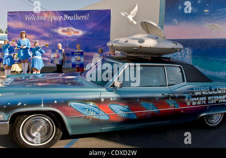 Ottobre 15, 2011 - El Cajon, California, Stati Uniti d'America - La colomba il rilascio alla Unarius Accademia delle scienza durante la XXVIII annuale Conclave Interplanetario di luce. Unarius, acronimo di Universal articolare Interdimensional comprensione della scienza, insegna che gli esseri umani da tempo perso il contatto con la loro spiritu Foto Stock