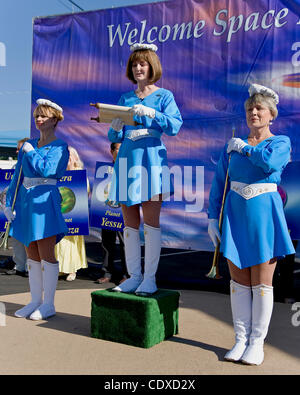 Ottobre 15, 2011 - El Cajon, California, Stati Uniti d'America - La processione interplanetaria e dove inizia il rilascio nel parcheggio della Unarius Accademia delle scienza durante la XXVIII annuale Conclave Interplanetario di luce. Unarius, acronimo di Universal articolare Interdimensional comprensione della scienza, te Foto Stock