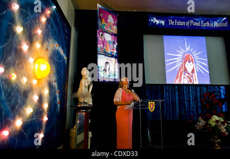 Ottobre 15, 2011 - El Cajon, California, Stati Uniti d'America - Lani Calvert parla di vita sul pianeta Deva presso la Unarius Accademia delle Scienze sede durante la XXVIII annuale Conclave Interplanetario di luce. Unarius, acronimo di Universal articolare Interdimensional comprensione della scienza, insegna che Foto Stock