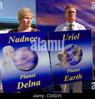 Ottobre 15, 2011 - El Cajon, California, Stati Uniti d'America - devoti tenere cartelloni durante la processione interplanetaria e rilascio di colomba nel parcheggio della Unarius Accademia delle scienza durante la XXVIII annuale Conclave Interplanetario di luce. Unarius, acronimo di Universal articolare Interdimensional sotto Foto Stock