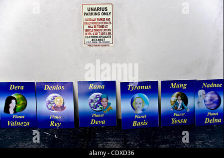 Ottobre 15, 2011 - El Cajon, California, Stati Uniti d'America - cartelloni sono allineati prima della processione interplanetaria e rilascio di colomba nel parcheggio della Unarius Accademia delle scienza durante la XXVIII annuale Conclave Interplanetario di luce. Unarius, acronimo di Universal articolare Interdimensional Unde Foto Stock