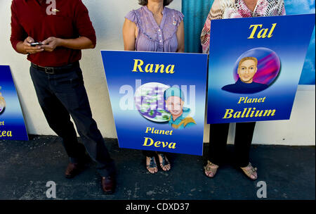 Ottobre 15, 2011 - El Cajon, California, Stati Uniti d'America - devoti tenere cartelloni durante le prove per la processione interplanetaria e rilascio di colomba nel parcheggio della Unarius Accademia delle scienza durante la XXVIII annuale Conclave Interplanetario di luce. Unarius, acronimo di Universal articolare Interdim Foto Stock