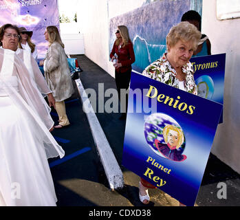 Ottobre 15, 2011 - El Cajon, California, Stati Uniti d'America - devoti tenere cartelloni durante la processione interplanetaria e rilascio di colomba nel parcheggio della Unarius Accademia delle scienza durante la XXVIII annuale Conclave Interplanetario di luce. Unarius, acronimo di Universal articolare Interdimensional sotto Foto Stock
