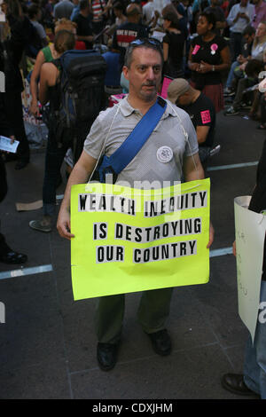 Il 9 ottobre, 2011 - New York New York, Stati Uniti - New York City - occupare Wall Street manifestanti si radunano in Zuccotti park dove essi sono stati a dormire mangiare e pianificazione e proteste a Wall Street . Â© 10/ 9 /11 (Credito Immagine: © Bruce Cotler/Globe foto/ZUMAPRESS.com) Foto Stock