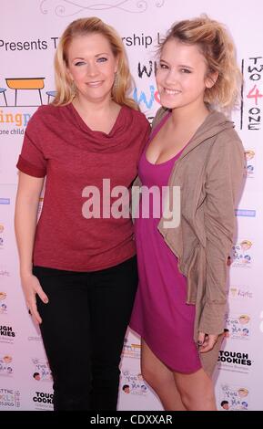 Nov. 5, 2011 - Hollywood, California, Stati Uniti - Launch Party per celebrare il partenariato tra WhatTheWorldNeeds.org e partner di lettura a Sweetharts in Sherman Oaks, CA 11/5/11 2011..MELISSA JOAN HART E TAYLOR SPREITLER(Immagine di credito: Â© Scott Kirkland/Globe foto/ZUMAPRESS.com) Foto Stock