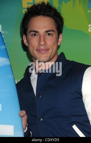 Il 7 agosto 2011 - Los Angeles, California, Stati Uniti d'America - Agosto 07, 2011 - Los Angeles, California, Stati Uniti d'America - Attore MICHAEL TREVINO al 2011 Teen Choice Awards - Press Room presso gthe Gibson anfiteatro, Los Angeles. (Credito Immagine: © Paul Fenton/ZUMAPRESS.com) Foto Stock