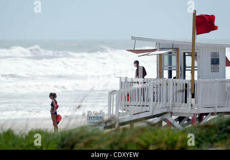 Agosto 25, 2011 - Cocoa Beach, Florida, Stati Uniti - Bagnini guarda nuotatori come essi brave onde agitati fino dall uragano Irene la filatura al largo delle coste della Florida in Cocoa Beach. (Credito Immagine: &#169; Phelan Ebenhack/ZUMAPRESS.com) Foto Stock