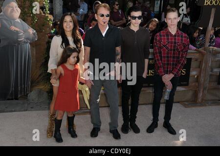 Ottobre 23, 2011 - Los Angeles, California, USA - Oct 23, 2011 - Los Angeles, California, Stati Uniti d'America - attore Billy Bob Thornton e la famiglia presso il 'Puss In Boots' Los Angeles Premiere detenute al Regency Village Westwood. (Credito Immagine: © Paul Fenton/ZUMAPRESS.com) Foto Stock