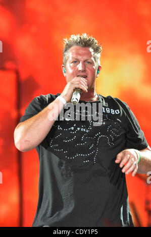 30 lug 2011 - Raleigh, North Carolina, STATI UNITI D'AMERICA GARY LEVOX del counry gruppo musica Rascal Flatts effettuando al Time Warner Music Pavillion cavo in Raleigh. (Credito immagine: ©Tina Fultz/ZUMA premere Foto Stock