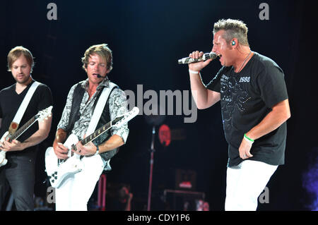 Luglio 30, 2011 - Raleigh, North Carolina, Stati Uniti - JOE DON ROONEY (2 L) e Gary LEVOX (R) del paese musica gruppo Rascal Flatts effettuando al Time Warner Music Pavillion cavo in Raleigh. (Credito Immagine: Tina Fultz/ZUMAPRESS.com) Foto Stock