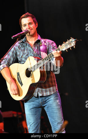 30 lug 2011 - Raleigh, North Carolina - USA cantante country EASTON CORBIN effettuando al Time Warner Music Pavillion cavo in Raleigh. (Credito immagine: ©Tina Fultz/ZUMA Press) Foto Stock