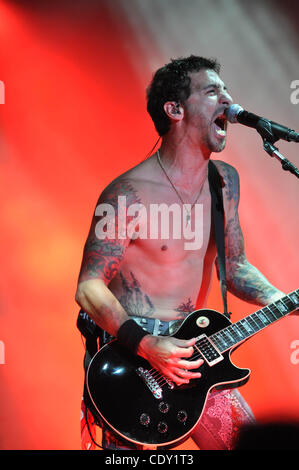 Agosto 3, 2011 - Raleigh, North Carolina - USA cantante SULLY ERNA della rock band Godsmack effettuando al Time Warner Cable padiglione musicale come parte dell'Mayhem Festival di Raleigh. (Credito immagine: ©Tina Fultz/ZUMA Press) Foto Stock