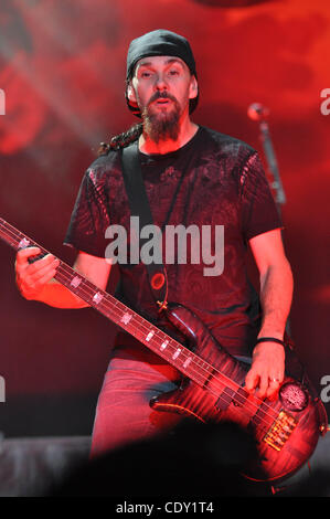 Agosto 3, 2011 - Raleigh, North Carolina - USA Il bassista ROBBIE MERRILL della rock band Godsmack effettuando al Time Warner Cable padiglione musicale come parte dell'Mayhem Festival di Raleigh. (Credito immagine: ©Tina Fultz/ZUMA Press) Foto Stock