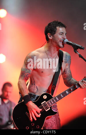 Agosto 3, 2011 - Raleigh, North Carolina - USA cantante SULLY ERNA della rock band Godsmack effettuando al Time Warner Cable padiglione musicale come parte dell'Mayhem Festival di Raleigh. (Credito immagine: ©Tina Fultz/ZUMA Press) Foto Stock