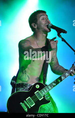 Agosto 3, 2011 - Raleigh, North Carolina - USA cantante SULLY ERNA della rock band Godsmack effettuando al Time Warner Cable padiglione musicale come parte dell'Mayhem Festival di Raleigh. (Credito immagine: ©Tina Fultz/ZUMA Press) Foto Stock