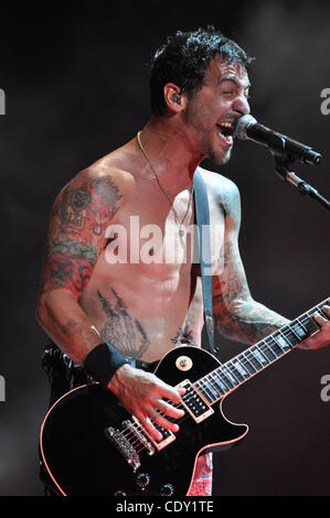 Agosto 3, 2011 - Raleigh, North Carolina - USA cantante SULLY ERNA della rock band Godsmack effettuando al Time Warner Cable padiglione musicale come parte dell'Mayhem Festival di Raleigh. (Credito immagine: ©Tina Fultz/ZUMA Press) Foto Stock