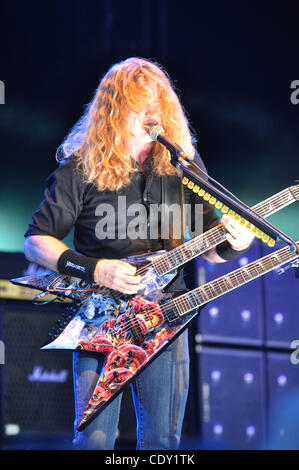 Agosto 3, 2011 - Raleigh, North Carolina - USA il cantante Dave MUSTAINE della rock band Megadeth effettuando al Time Warner Cable padiglione musicale come parte dell'Mayhem Festival di Raleigh. (Credito immagine: ©Tina Fultz/ZUMA Press) Foto Stock