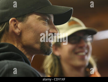 Il 6 agosto 2011 - Fairbanks AK, U.S. - John Wagner/News-Miner.Mushers Lance Mackey, sinistra e Brent Sass si mescolano con gli amici sia dopo la registrazione per il 2012 Yukon Quest International Sled Dog Race nel pomeriggio di sabato, il 6 agosto 2011, in occasione della gara di Fairbanks quartier generale. (Credito Immagine: © Giovanni Wagn Foto Stock