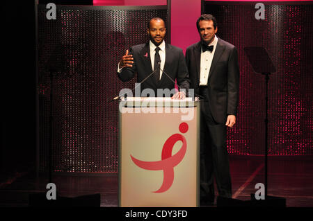 28 ott 2011 - Washington DC - USA attore Donald Faison e William King presentando al Susan G. Komen per la cura di onorare la promessa vantaggio detenuto presso la John F. Kennedy Center for the Performing Arts si trova a Washington, DC. (Credito immagine: ©Tina Fultz/ZUMA Press) Foto Stock