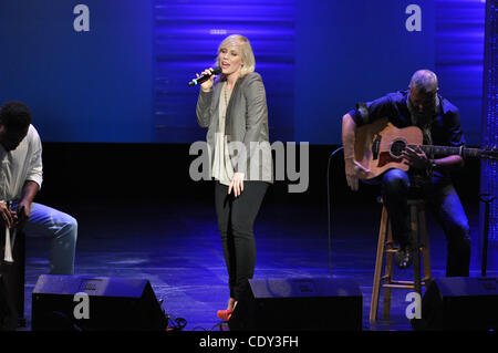 28 ott 2011 - Washington DC - USA cantante Natasha Bedingfield performanti a Susan G. Komen per la cura di onorare la promessa vantaggio detenuto presso la John F. Kennedy Center for the Performing Arts si trova a Washington, DC. (Credito immagine: ©Tina Fultz/ZUMA Press) Foto Stock