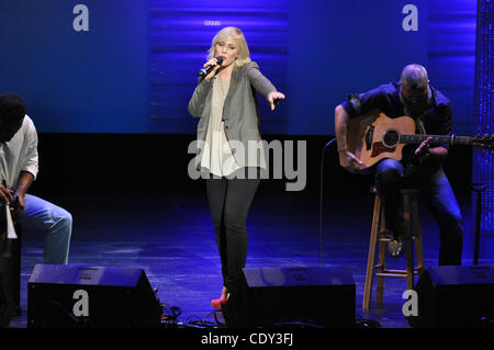 28 ott 2011 - Washington DC - USA cantante Natasha Bedingfield performanti a Susan G. Komen per la cura di onorare la promessa vantaggio detenuto presso la John F. Kennedy Center for the Performing Arts si trova a Washington, DC. (Credito immagine: ©Tina Fultz/ZUMA Press) Foto Stock