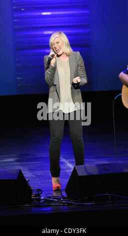 28 ott 2011 - Washington DC - USA cantante Natasha Bedingfield perfoming a Susan G. Komen per la cura di onorare la promessa vantaggio detenuto presso la John F. Kennedy Center for the Performing Arts si trova a Washington, DC. (Credito immagine: ©Tina Fultz/ZUMA Press) Foto Stock