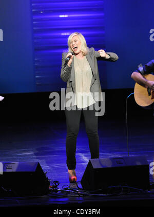 28 ott 2011 - Washington DC - USA cantante Natasha Bedingfield performanti a Susan G. Komen per la cura di onorare la promessa vantaggio detenuto presso la John F. Kennedy Center for the Performing Arts si trova a Washington, DC. (Credito immagine: ©Tina Fultz/ZUMA Press) Foto Stock