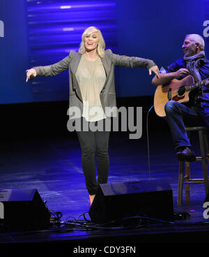 28 ott 2011 - Washington DC - USA cantante Natasha Bedingfield performanti a Susan G. Komen per la cura di onorare la promessa vantaggio detenuto presso la John F. Kennedy Center for the Performing Arts si trova a Washington, DC. (Credito immagine: ©Tina Fultz/ZUMA Press) Foto Stock