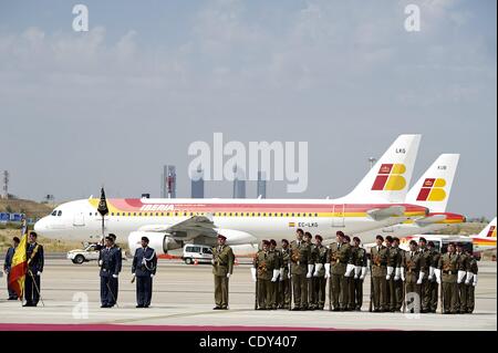 Agosto 18, 2011 - Madrid, Spagna - Papa Benedetto XVI è accompagnato dal Re di Spagna Juan Carlos e la regina Sofia al suo arrivo in aeroporto di Barajas durante la Giornata Mondiale della Gioventù 2011 celebrazioni a Madrid, Spagna. (Credito Immagine: © Jack Abuin/ZUMAPRESS.com) Foto Stock