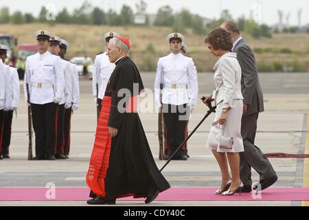 Agosto 18, 2011 - Madrid, Spagna - Papa Benedetto XVI è accompagnato dal Re di Spagna Juan Carlos e la regina Sofia al suo arrivo in aeroporto di Barajas durante la Giornata Mondiale della Gioventù 2011 celebrazioni a Madrid, Spagna. (Credito Immagine: © Jack Abuin/ZUMAPRESS.com) Foto Stock