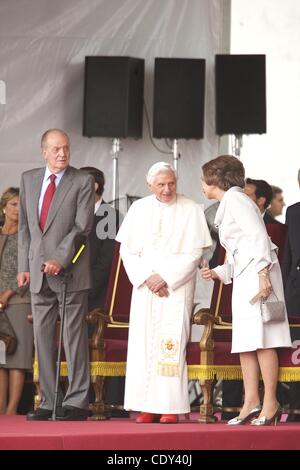 Agosto 18, 2011 - Madrid, Spagna - Papa Benedetto XVI è accompagnato dal Re di Spagna Juan Carlos e la regina Sofia al suo arrivo in aeroporto di Barajas durante la Giornata Mondiale della Gioventù 2011 celebrazioni a Madrid, Spagna. (Credito Immagine: © Jack Abuin/ZUMAPRESS.com) Foto Stock