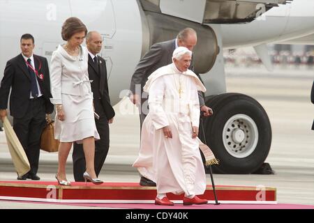 Agosto 18, 2011 - Madrid, Spagna - Papa Benedetto XVI è accompagnato dal Re di Spagna Juan Carlos e la regina Sofia al suo arrivo in aeroporto di Barajas durante la Giornata Mondiale della Gioventù 2011 celebrazioni a Madrid, Spagna. (Credito Immagine: © Jack Abuin/ZUMAPRESS.com) Foto Stock