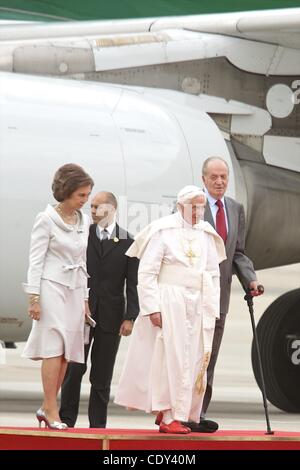 Agosto 18, 2011 - Madrid, Spagna - Papa Benedetto XVI è accompagnato dal Re di Spagna Juan Carlos e la regina Sofia al suo arrivo in aeroporto di Barajas durante la Giornata Mondiale della Gioventù 2011 celebrazioni a Madrid, Spagna. (Credito Immagine: © Jack Abuin/ZUMAPRESS.com) Foto Stock