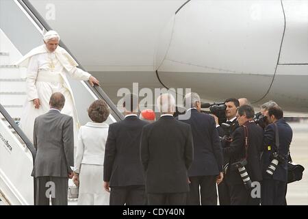 Agosto 18, 2011 - Madrid, Spagna - Papa Benedetto XVI è accompagnato dal Re di Spagna Juan Carlos e la regina Sofia al suo arrivo in aeroporto di Barajas durante la Giornata Mondiale della Gioventù 2011 celebrazioni a Madrid, Spagna. (Credito Immagine: © Jack Abuin/ZUMAPRESS.com) Foto Stock