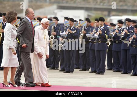 Agosto 18, 2011 - Madrid, Spagna - Papa Benedetto XVI è accompagnato dal Re di Spagna Juan Carlos e la regina Sofia al suo arrivo in aeroporto di Barajas durante la Giornata Mondiale della Gioventù 2011 celebrazioni a Madrid, Spagna. (Credito Immagine: © Jack Abuin/ZUMAPRESS.com) Foto Stock