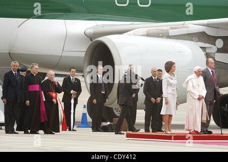 Agosto 18, 2011 - Madrid, Spagna - Papa Benedetto XVI è accompagnato dal Re di Spagna Juan Carlos e la regina Sofia al suo arrivo in aeroporto di Barajas durante la Giornata Mondiale della Gioventù 2011 celebrazioni a Madrid, Spagna. (Credito Immagine: © Jack Abuin/ZUMAPRESS.com) Foto Stock