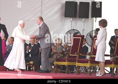 Agosto 18, 2011 - Madrid, Spagna - Papa Benedetto XVI è accompagnato dal Re di Spagna Juan Carlos e la regina Sofia al suo arrivo in aeroporto di Barajas durante la Giornata Mondiale della Gioventù 2011 celebrazioni a Madrid, Spagna. (Credito Immagine: © Jack Abuin/ZUMAPRESS.com) Foto Stock