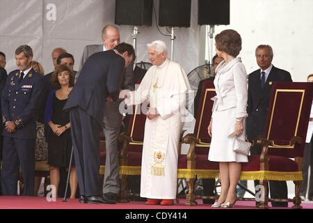 Agosto 18, 2011 - Madrid, Spagna - Papa Benedetto XVI è accompagnato dal Re di Spagna Juan Carlos e la regina Sofia al suo arrivo in aeroporto di Barajas durante la Giornata Mondiale della Gioventù 2011 celebrazioni a Madrid, Spagna. (Credito Immagine: © Jack Abuin/ZUMAPRESS.com) Foto Stock