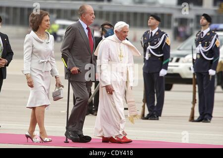 Agosto 18, 2011 - Madrid, Spagna - Papa Benedetto XVI è accompagnato dal Re di Spagna Juan Carlos e la regina Sofia al suo arrivo in aeroporto di Barajas durante la Giornata Mondiale della Gioventù 2011 celebrazioni a Madrid, Spagna. (Credito Immagine: © Jack Abuin/ZUMAPRESS.com) Foto Stock