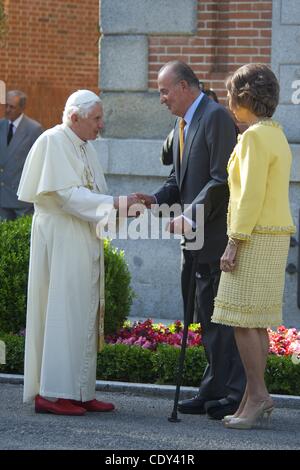 Agosto 19, 2011 - Madrid, Spagna - Spagnolo il Re Juan Carlos e la Regina Sofia, Principe Felipe, principessa Letizia, Principessa Leonor, Principessa Sofia, Principessa Elena sua figlia Victoria Federica e figlio Felipe Juan Froilan partecipa a partecipare a un incontro con il Santo Padre Benedetto XVI al Palazzo della Zarzuela a Madrid, su Augu Foto Stock