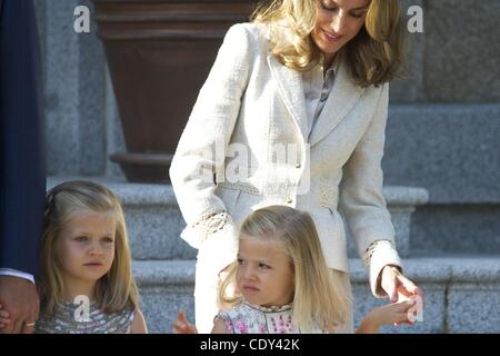 Agosto 19, 2011 - Madrid, Spagna - Spagnolo il Re Juan Carlos e la Regina Sofia, Principe Felipe, principessa Letizia, Principessa Leonor, Principessa Sofia, Principessa Elena sua figlia Victoria Federica e figlio Felipe Juan Froilan partecipa a partecipare a un incontro con il Santo Padre Benedetto XVI al Palazzo della Zarzuela a Madrid, su Augu Foto Stock