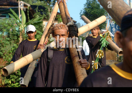 Le popolazioni indigene tribù Sundanese sfilando con appena raccolto durante la settimana di tradizionale raccolto annuale cerimonia localmente noto come 'Seren Taun' nel villaggio di Cisungsang, provincia di Banten, Indonesia.11 settembre 2011. Il vecchio di secoli festival agraria è radicata in Sundanese l'antica influenza Foto Stock