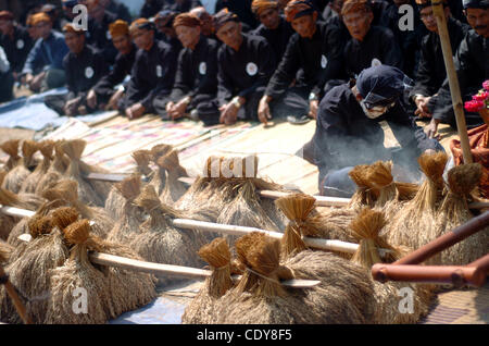 Le popolazioni indigene tribù Sundanese sfilando con appena raccolto durante la settimana di tradizionale raccolto annuale cerimonia localmente noto come 'Seren Taun' nel villaggio di Cisungsang, provincia di Banten, Indonesia.11 settembre 2011. Il vecchio di secoli festival agraria è radicata in Sundanese l'antica influenza Foto Stock