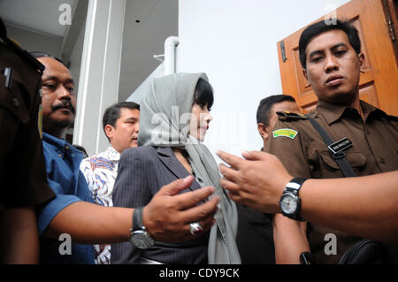 Nov. 9, 2011 - Jakarta, Indonesia - INONG MALINDA aka "'Melinda Dee'', ex relationship manager di Citigroup Inc.'s Indonesia operazioni, durante una sua prova al Sud Jakarta la corte distrettuale di Jakarta. Dee è stato caricato con il riciclaggio di denaro e la violazione di leggi bancarie.ex Citibank customer Foto Stock