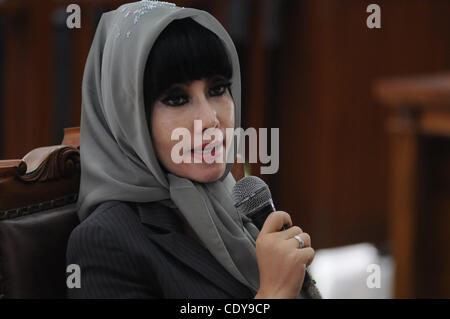 Nov. 9, 2011 - Jakarta, Indonesia - Inong Malinda aka "'Melinda Dee'', ex relationship manager di Citigroup Inc.'s Indonesia operazioni, durante una sua prova al Sud Jakarta la corte distrettuale di Jakarta, Indonesia,Novembre 9, 2011. Dee è stato caricato con il riciclaggio di denaro e la violazione di leggi bancarie Foto Stock